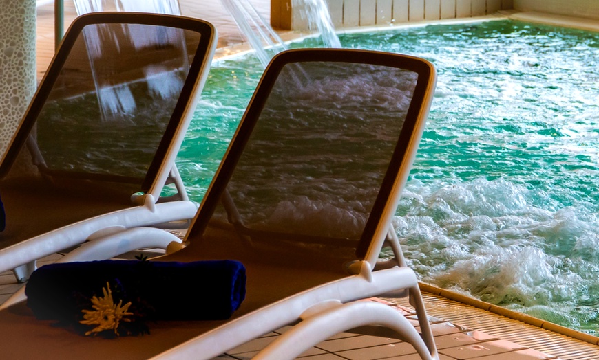 Image 3: Bienestar de lujo: spa para 2 con opción a masaje y menú en resort 4*