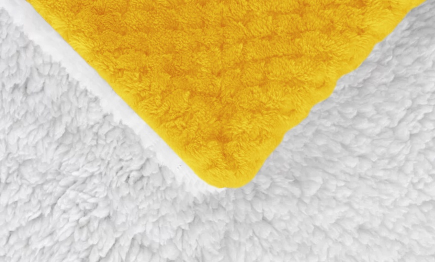 Image 18: Kuschelige Decke aus Sherpa-Material