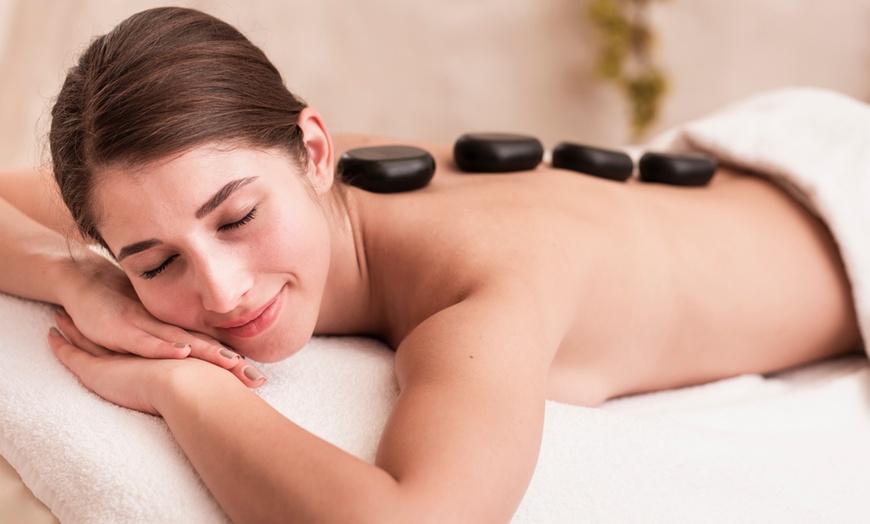 Image 1: Masaje relajante con piedras calientes de 30, 45 o 60 minutos 