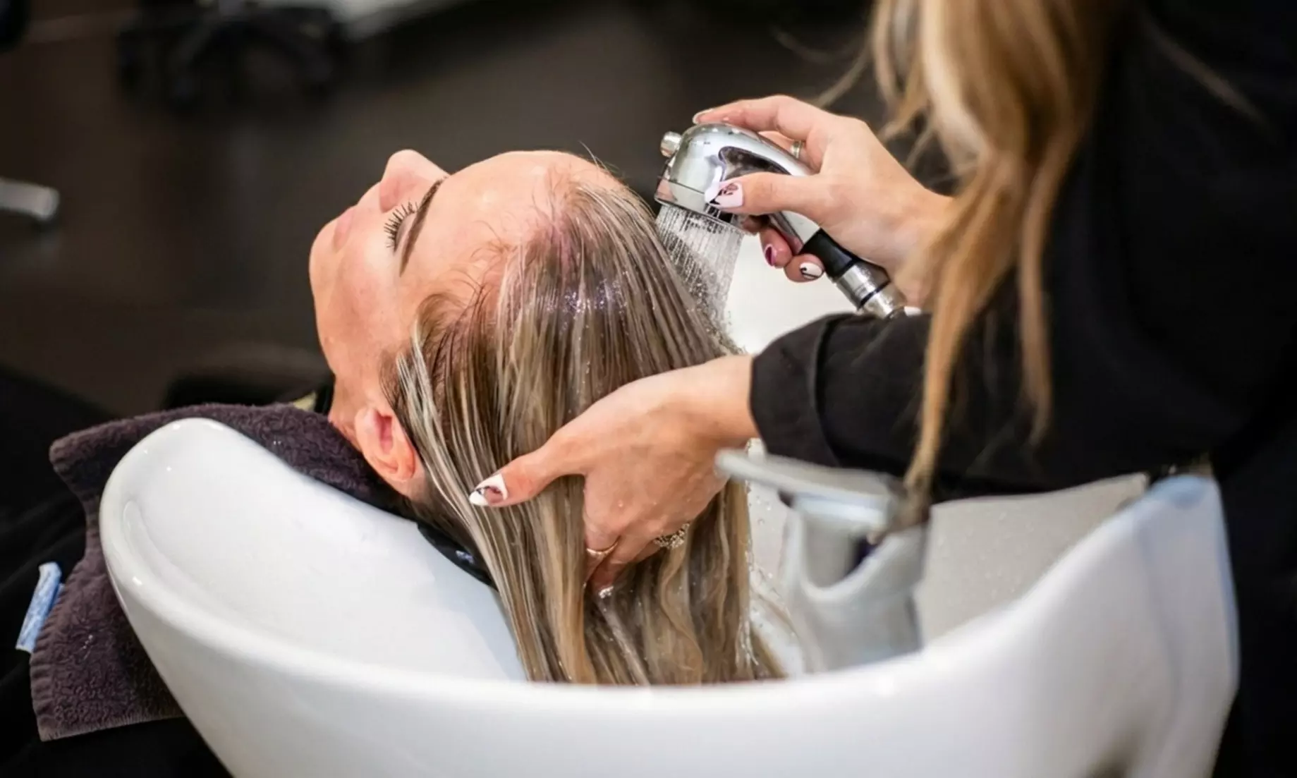 Peluquería con corte, color, mechas y tratamientos