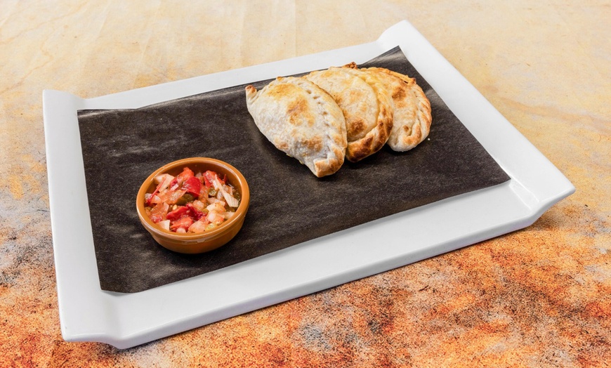 Image 6: Menú para 2 o 4 personas con entrantes, principales, postres y bebidas