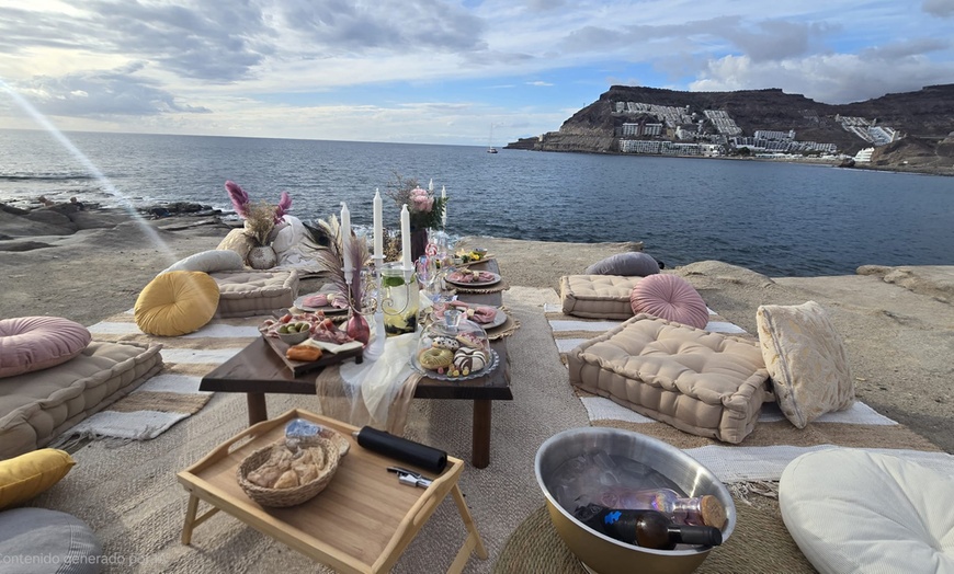 Image 8: Picnic de pareja o de grupo con vino, agua y aperitivo