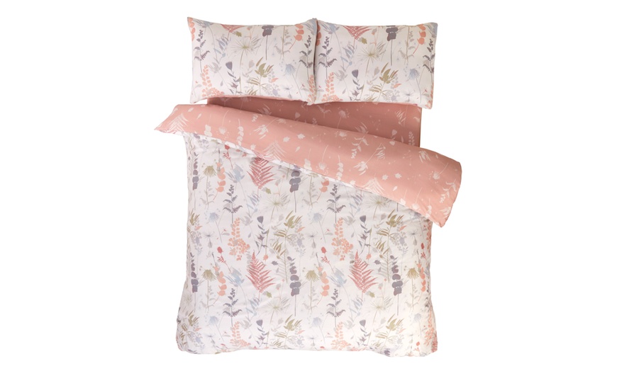 Image 8: Four-Piece Complete Duvet Set - Reversible, Easy Care Bedding