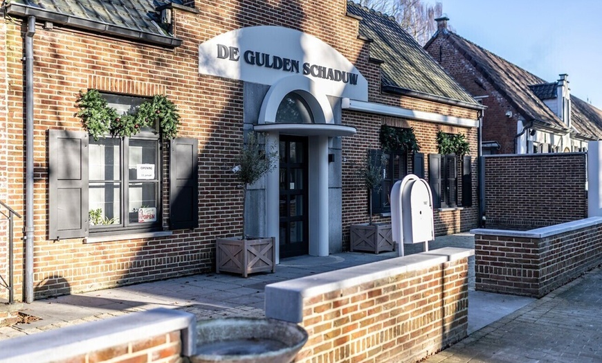 Image 5: Seizoensgebonden maandmenu met creatieve toetsen in warme setting