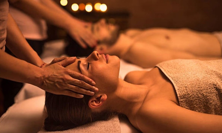 Image 7: Masaje en pareja de hasta 1 h en cabina privada con cava y chocolate