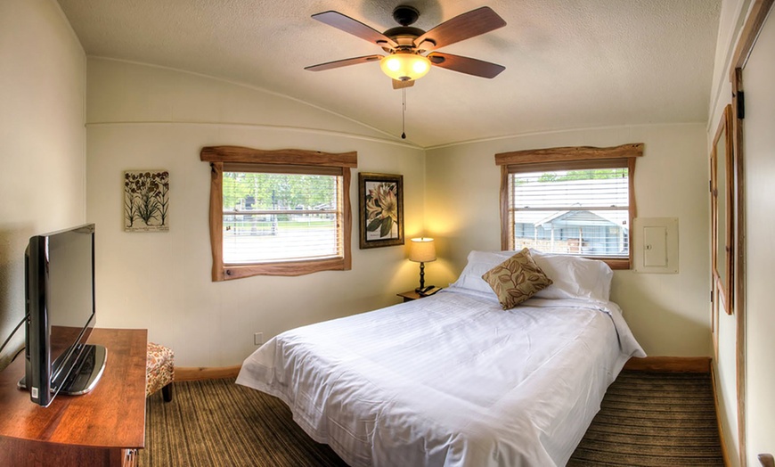 Image 7: Riverbend Cabins: Family Fun & Waterpark Access in New Braunfels, TX