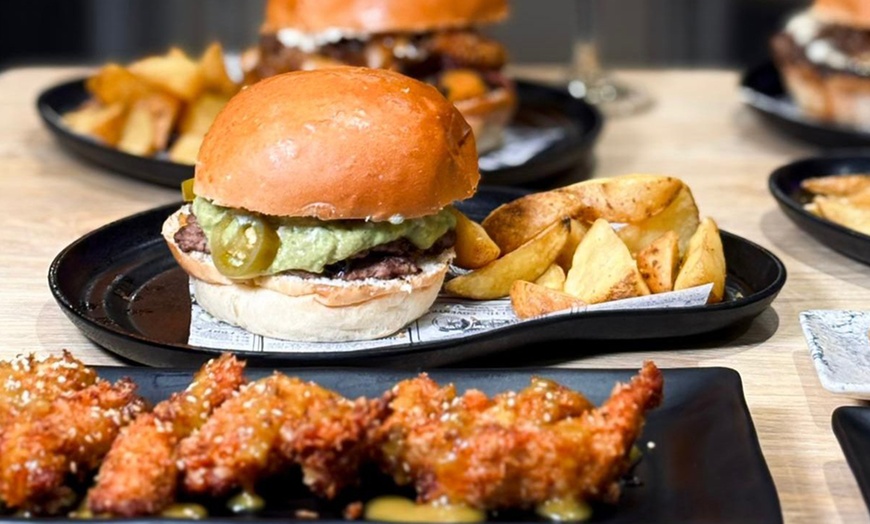 Image 1: Menú burger para 2 o 4 personas con entrante, burger y bebida