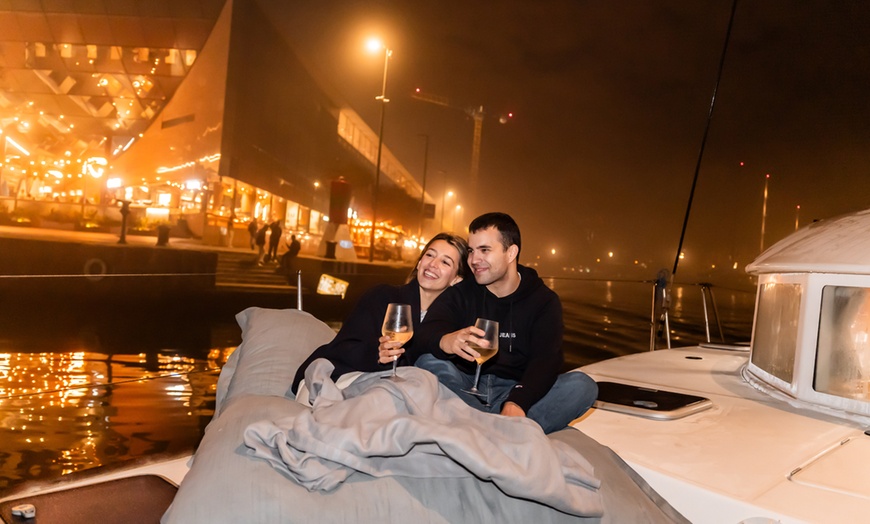 Image 11: Salida nocturna en catamarán con música en vivo para hasta 4 personas