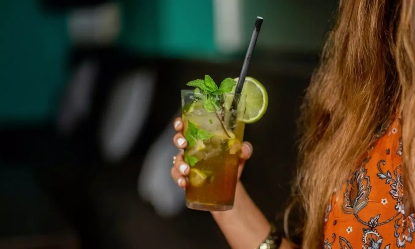 Menú de hamburguesa con patatas, postre y bebida para 2 o 4 personas