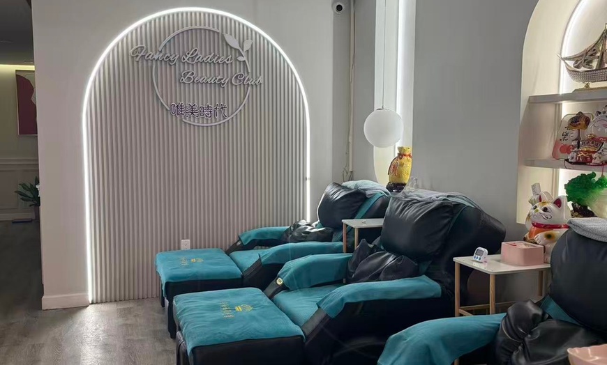 Image 5: Relax with a 75 Minutes Hot Stone Massage