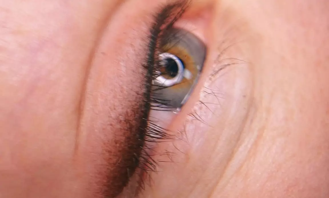 Makijaż permanentny: usta, brwi lub kreski na powiekach do wyboru