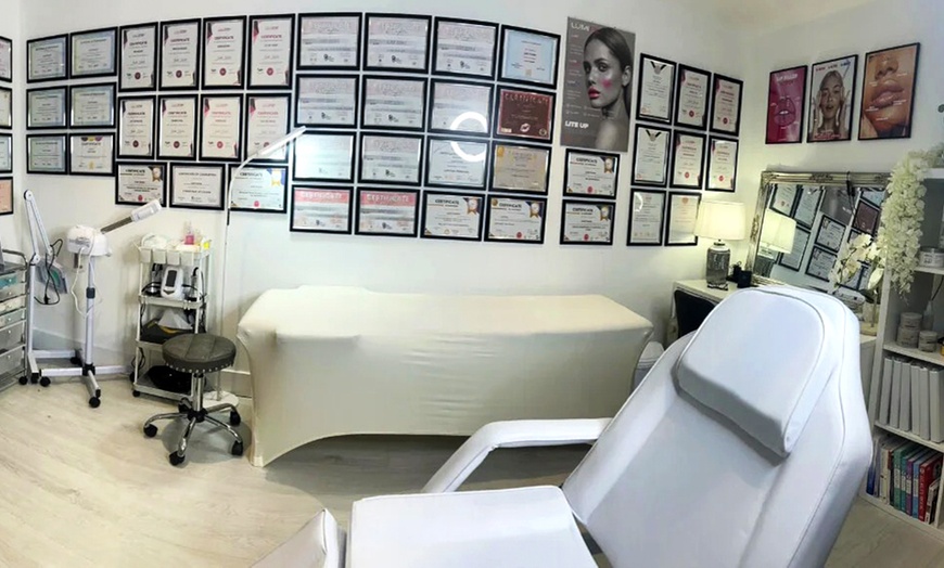 Image 3: Spoil Someone Special: Luxury Facial & Full-Body Pampering Retreat