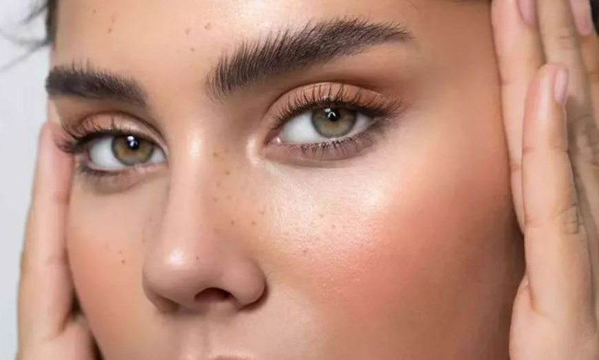 Image 2: Brow lift avec teinture, tracé des sourcils en option