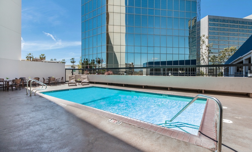 Image 17: Member Pricing: 4* Hotel Near Venice Beach With Shuttle, Pool 