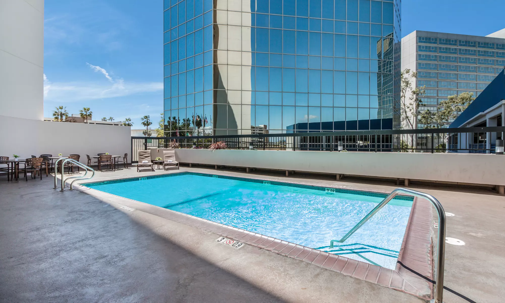 Member Pricing: 4* Hotel Near Venice Beach With Shuttle, Pool 