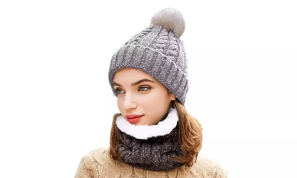 Bommelmütze und Kaminschal