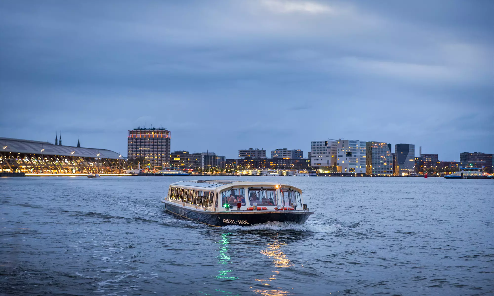 Grachten vol lichtjes en legendes: vaar mee tijdens een avondcruise door Amsterdam incl. audiogids, nu tot 34% korting!