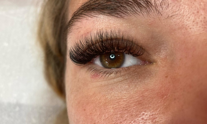Image 2: Wimpernverlängerung mit 1D-2D, 3D- oder 4D-5D-Technik für 1 Person