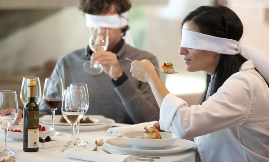 Image 1: Cena degustación a ciegas para 2 o 4 personas con 6 platos y 2 bebidas