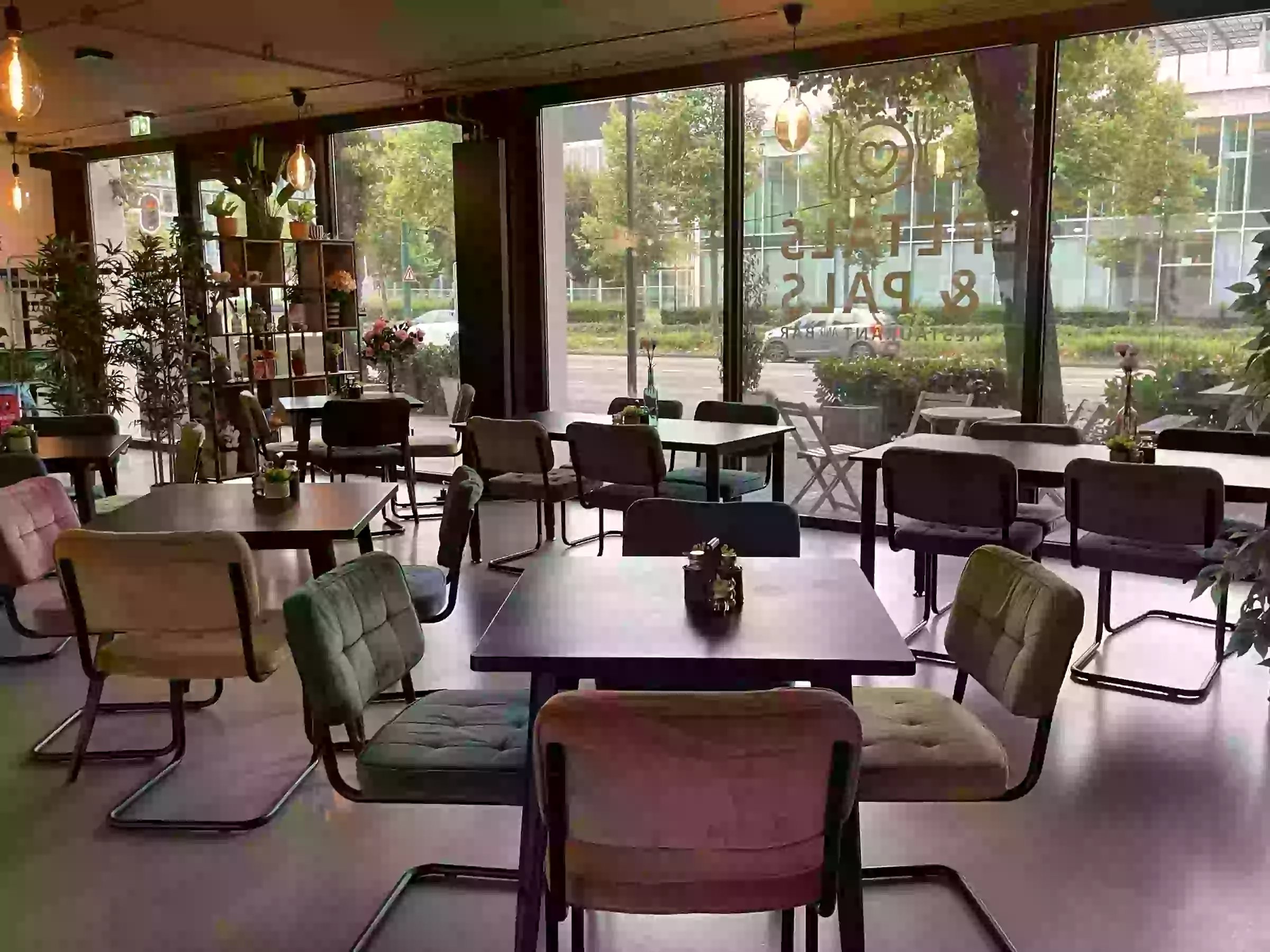 Ambachtelijke sandwiches en verse koffie op een gezellige locatie