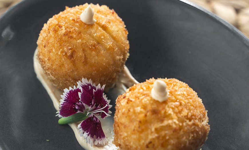 Image 6: Menú de cena gourmet con 4 pases y vino para 2 o 4 al lado de la playa