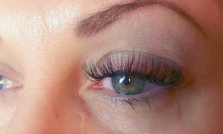 Image 9: Get Stunning Look with Full Set Eyelash Extensions