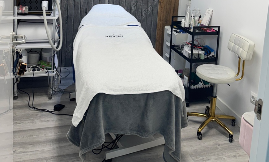 Image 9: Peeling Hollywood con carbón activo, láser y vitaminas para el rostro