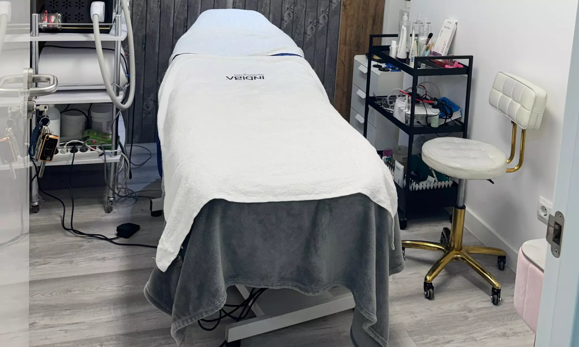 Peeling Hollywood con carbón activo, láser y vitaminas para el rostro