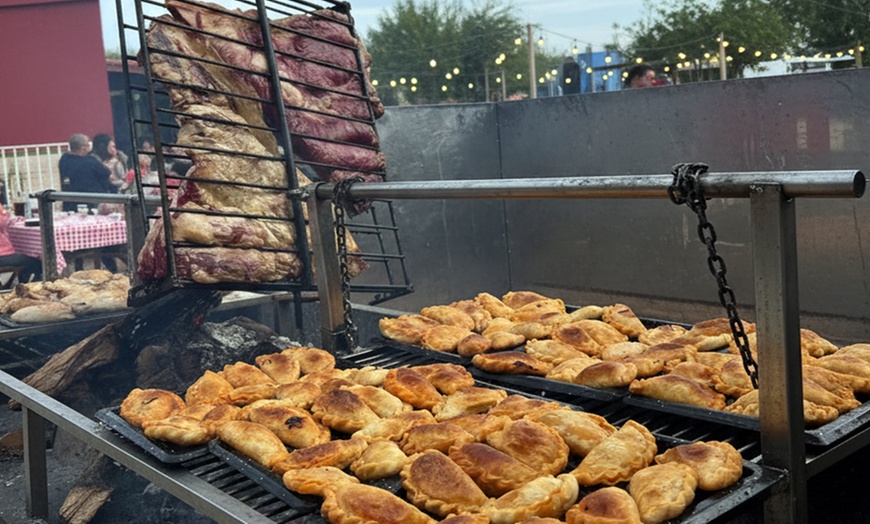 Image 11: Menú de parrillada para 2 o 4 con botella de vino en asador argentino
