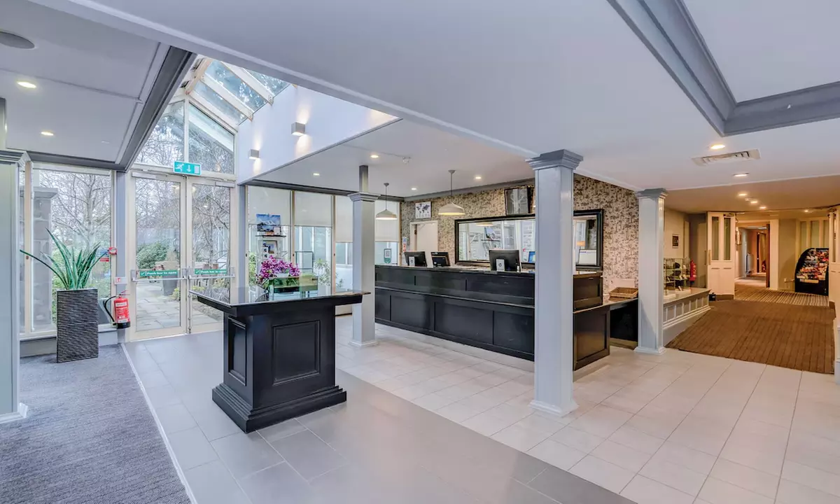 Dundee: Elegant 4* Stay with Breakfast & Dinner