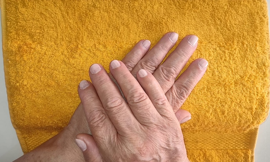 Image 4: 1 o 3 sesiones de manicura o pedicura para 1 persona