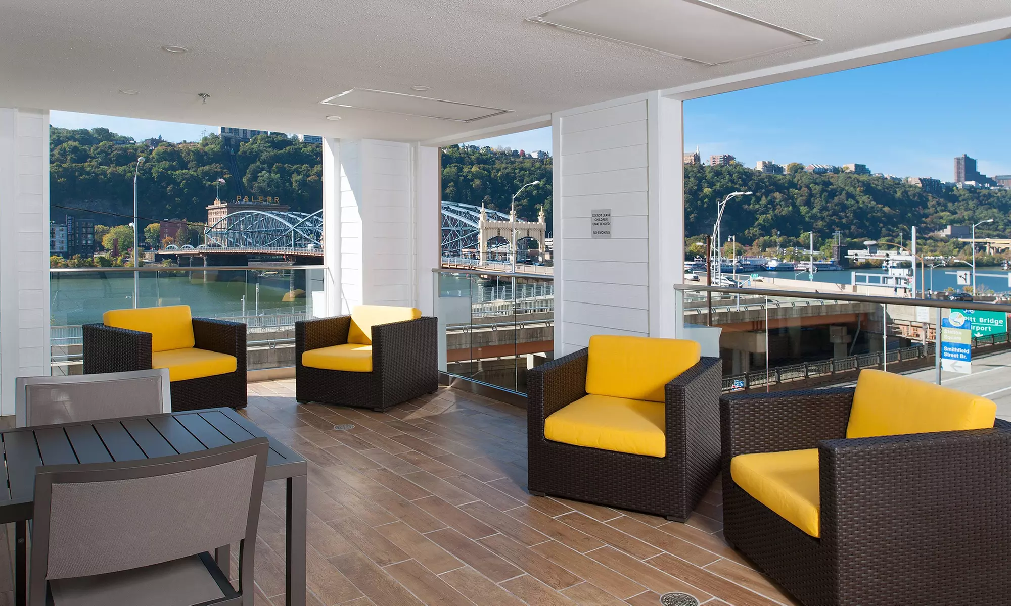 Downtown Pittsburgh Stay – Pet-Friendly & Modern Comfort