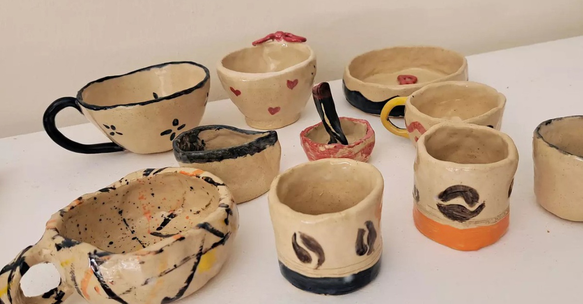 Taller de cerámica para crear y decorar una taza en Valencia