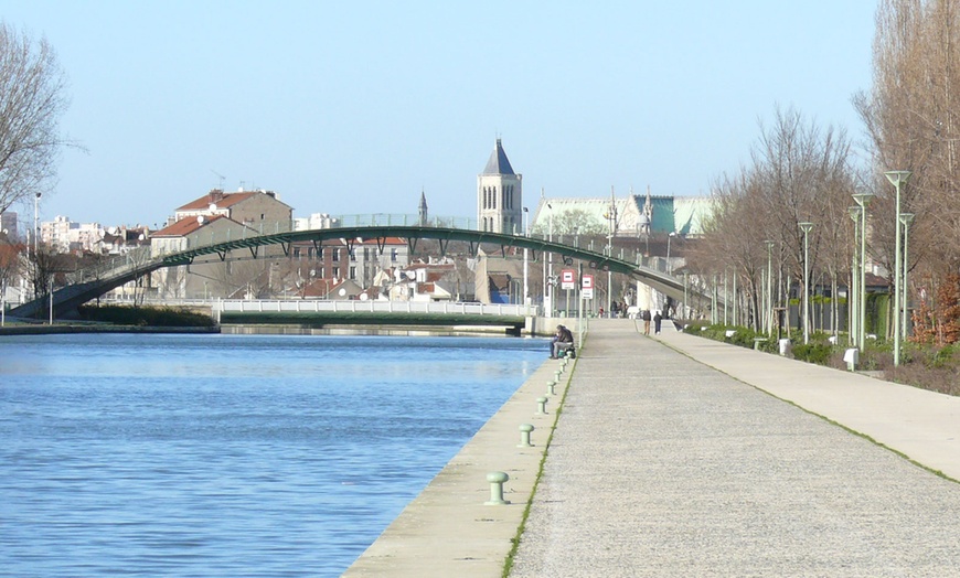 Image 1: Saint-Denis : chambre double avec PDJ et boisson soft de bienvenue