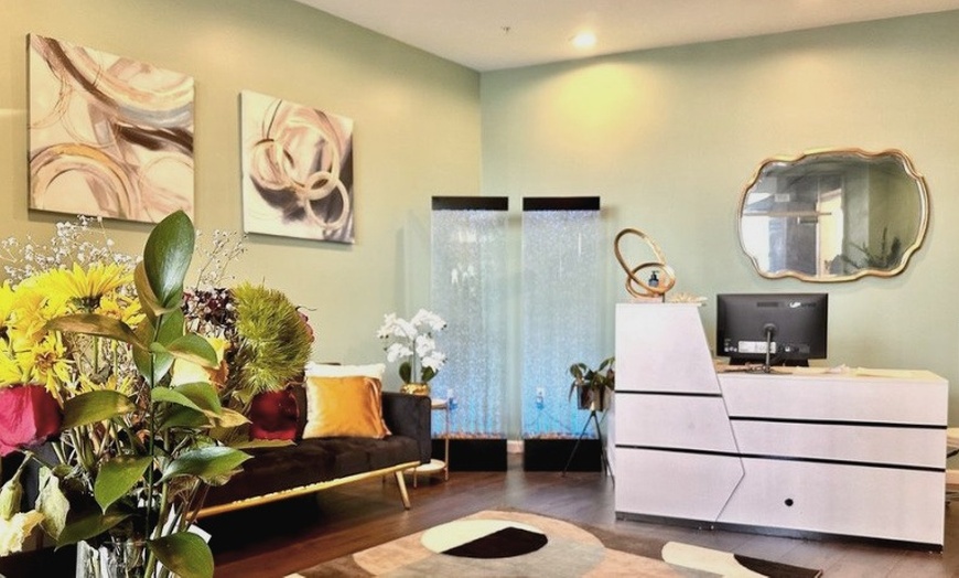 Image 2: 60 Min Swedish, Hot Stone, or Deep Tissue Massage for One or Couples 