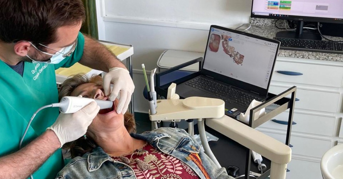 Examen dental con limpieza y radiografía en Vigo