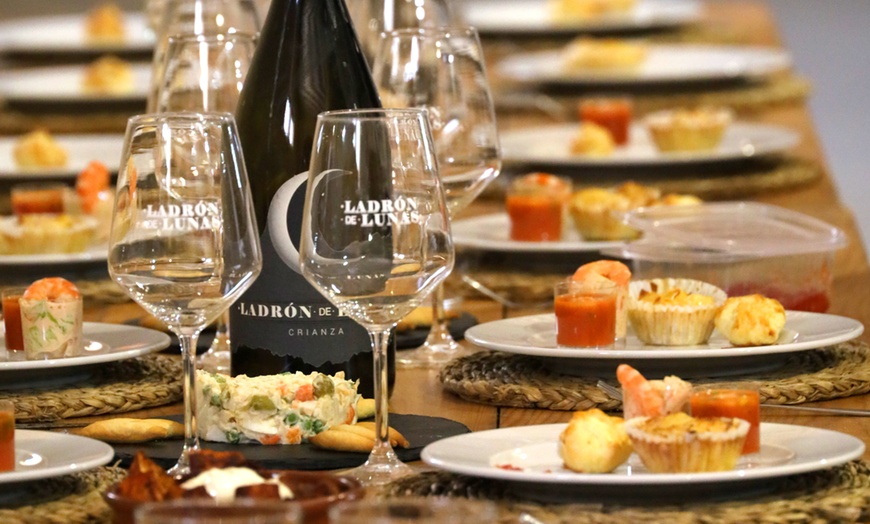 Image 1: Visita a una bodega, cata de vinos, vermut de bienvenida y aperitivo