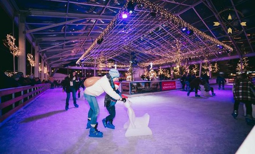 Image 3: Vivez la magie de l’hiver sur la patinoire couverte illuminée 