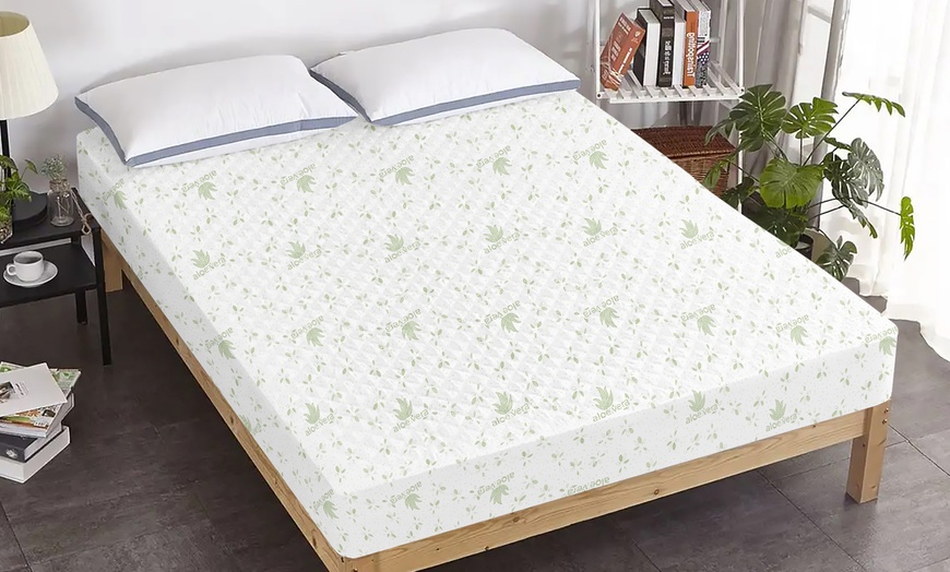 Image 3: Surmatelas  "Udry" White Classic Waterproof, Aloe Vera ou Bambou