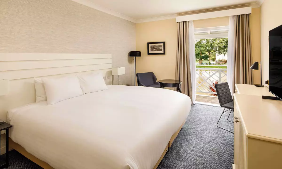 Surrey: Classic Double Room/Double River View Room for Two