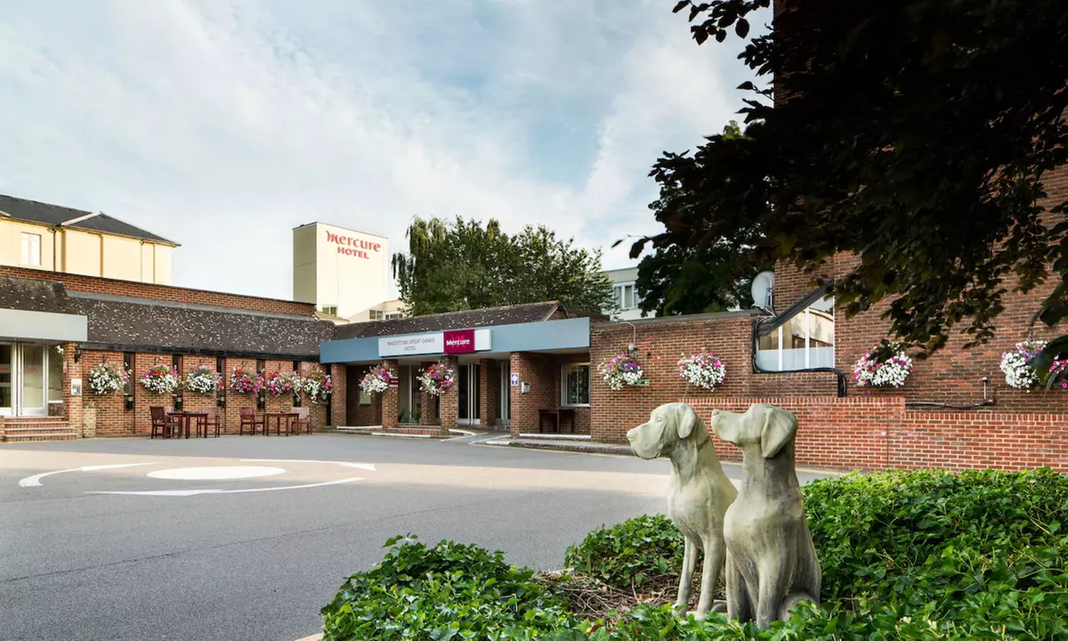 4* Kent: Double or Family Room with Optional Breakfast, Drink & More