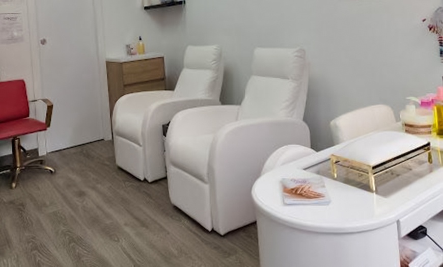 Image 13: Manicura y/o pedicura o primera puesta de gel/acrílico 