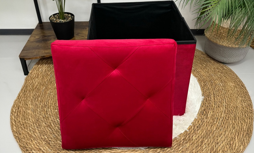 Image 7: Pouf carré de 38 cm en velours Milo