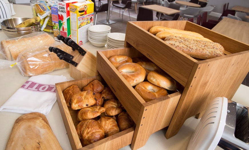 Image 9: Birmingham: 4* Studio Suite Room with Breakfast and a Bottle of Wine