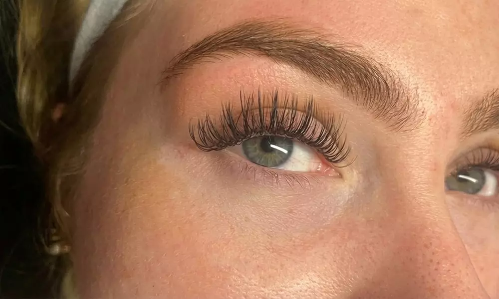 Classic Extensions or 3D or 6D Lash Extensions w/ Optional 2 Week Fill