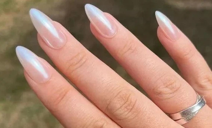 Image 2: Manicura o pedicura clásica o semipermanente con esmaltado OPI 