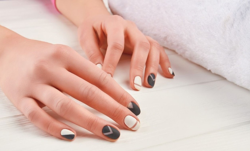 Image 11: Manicura y/o pedicura con esmaltado y opción a primera puesta de uñas