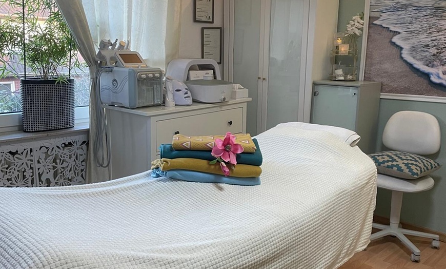 Image 3: Microneedling opt. mit Anti-Aging-24K-Treatment oder Aquafacial