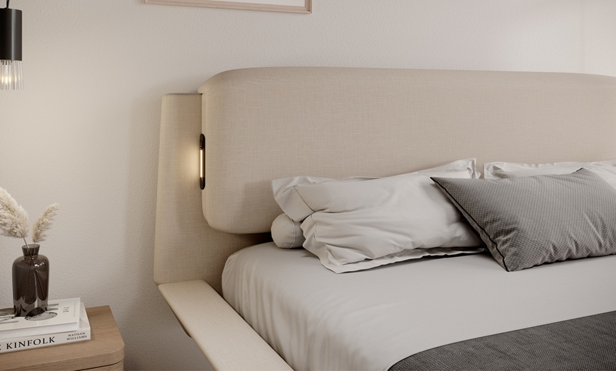 Image 9: Cama de matrimonio con diseño flotante y luces led integradas