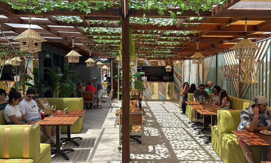 Image 2: Comida y cócteles en el rooftop Ozone Sky para 2 o 4 personas